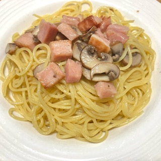 マッシュルームとベーコンのバジルソースパスタ